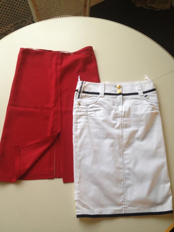 Юбки на 42 р , красная 1200 р, белая совершенно новая 2000 р , обе за 3000 р