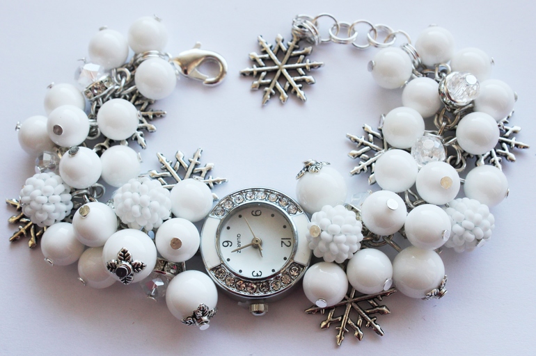 Часы "Белые снежинки"