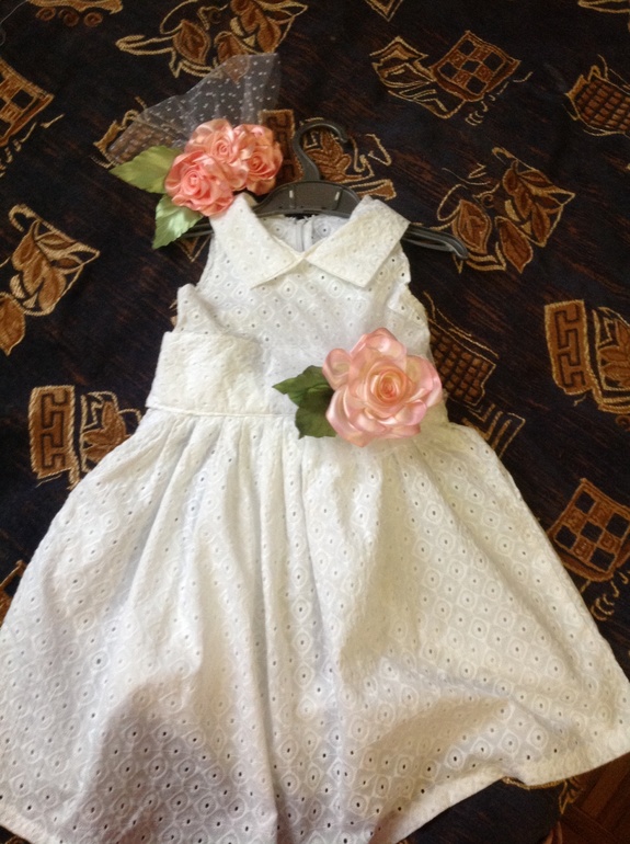 Платье для дочки с заколкой для волос.