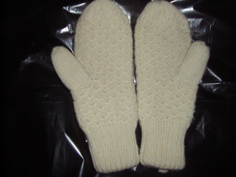 Шапки, варежки, перчатки, новые и б\у обменяю. м. Царицыно, Тверская и по договоренности. Почте нет!