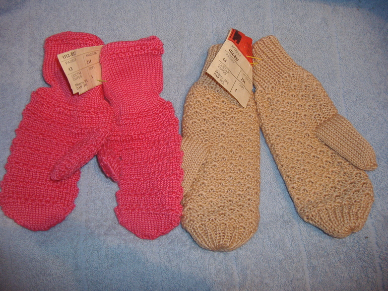 Шапки, варежки, перчатки, новые и б\у обменяю. м. Царицыно, Тверская и по договоренности. Почте нет!