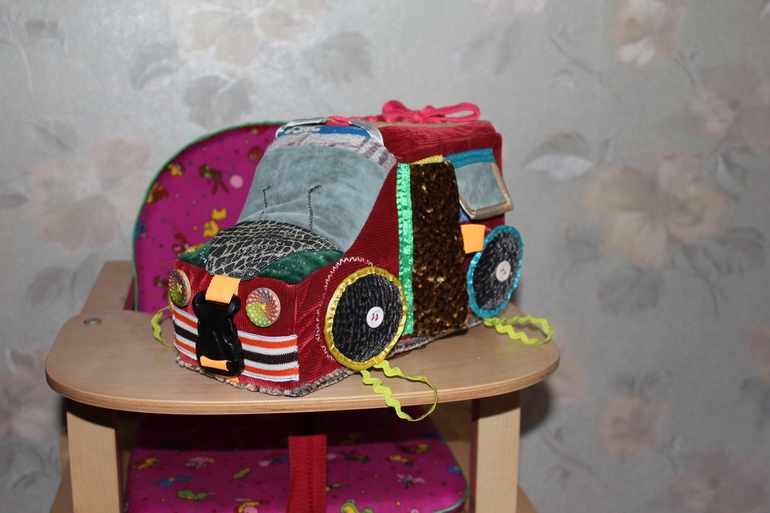 Развивающая машинка с застежками