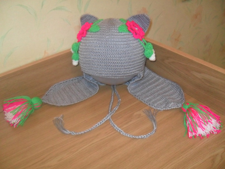 Наша Кошка в сережках!!!!!!!!