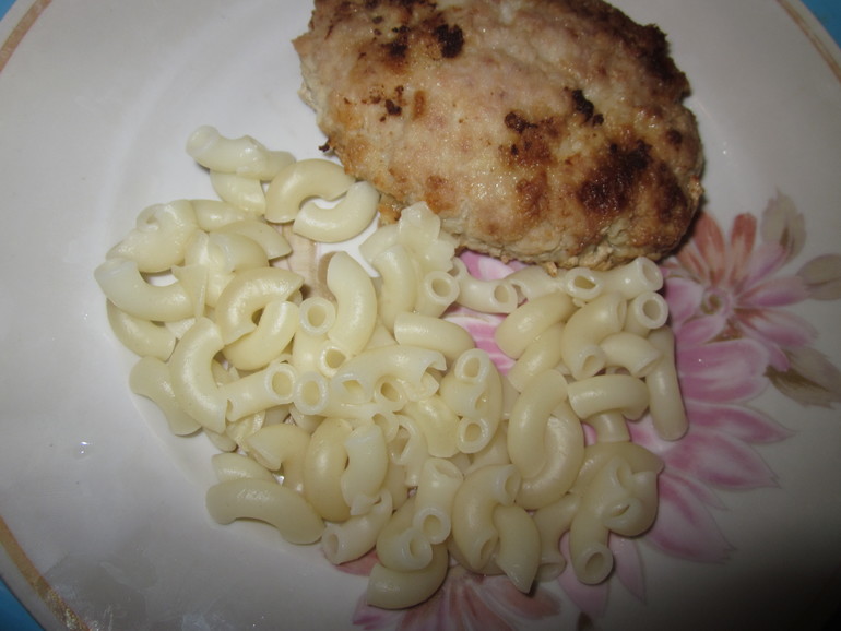 Сочная котлетка(в духовке) с макарошками
