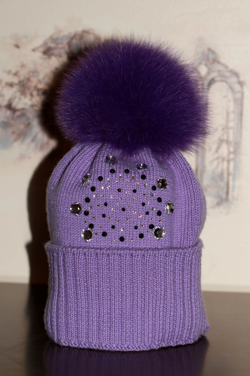 Переделала шапочку. Стразы перешмла и помпон теперь всё таки фиолетовый.