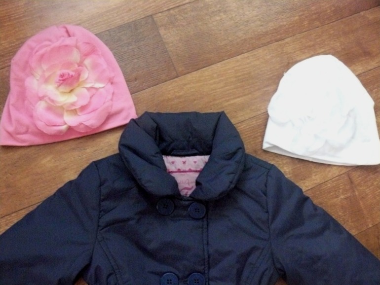 Пальто осеннее р 98 +3 шапочки в подарок Цена 1000!!! Почта за мой счет!!!