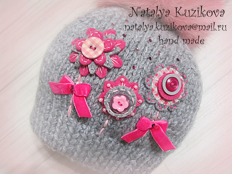 Шапочка с меховым помпоном "цветочная"