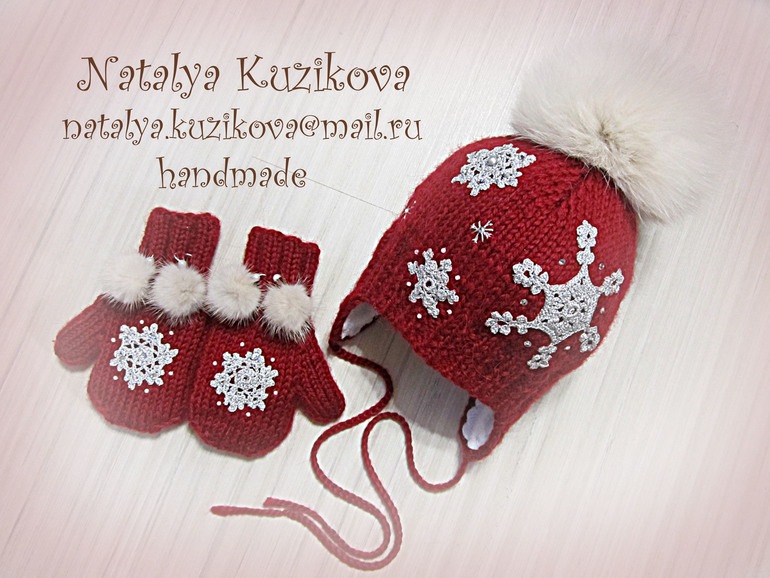 Комплект с меховыми помпонами