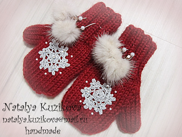 Комплект с меховыми помпонами