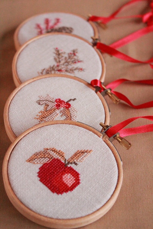 Игрушки на елку в стиле hoop-art