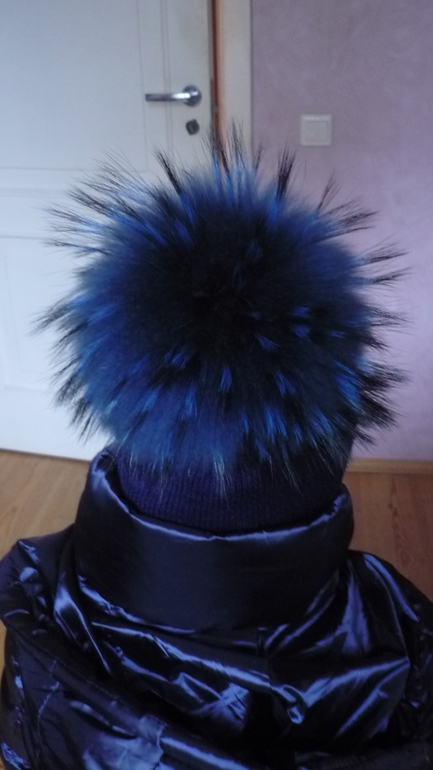 Помпоны из Енота, цвет синий и тёмно-синий.