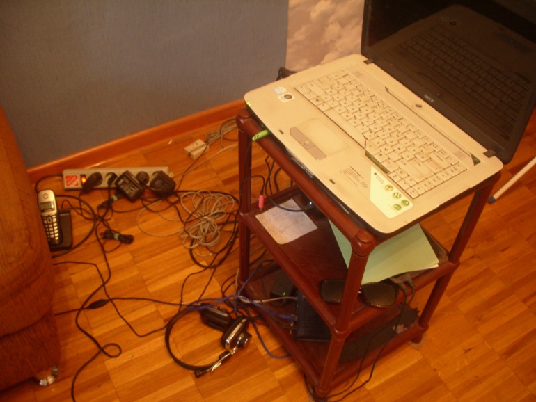 Куда деть провода (с фото) и какой столик для ноутбука выбрать?