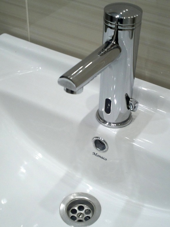 Бесконтактный смеситель в ванной