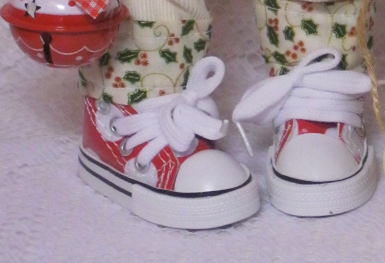 В модных кроссовках..=)