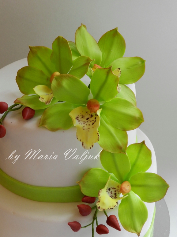 С орхидеями.