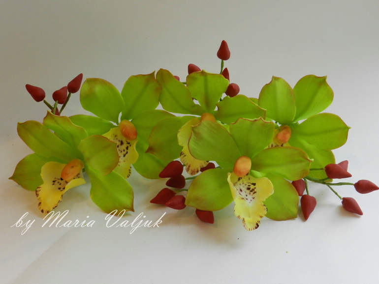 С орхидеями.