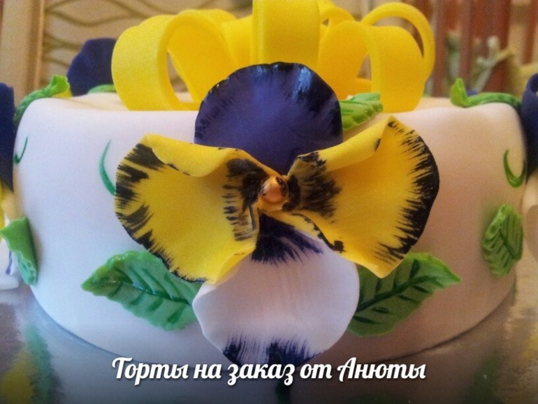 Маленький тортик с большими фиалками :-)