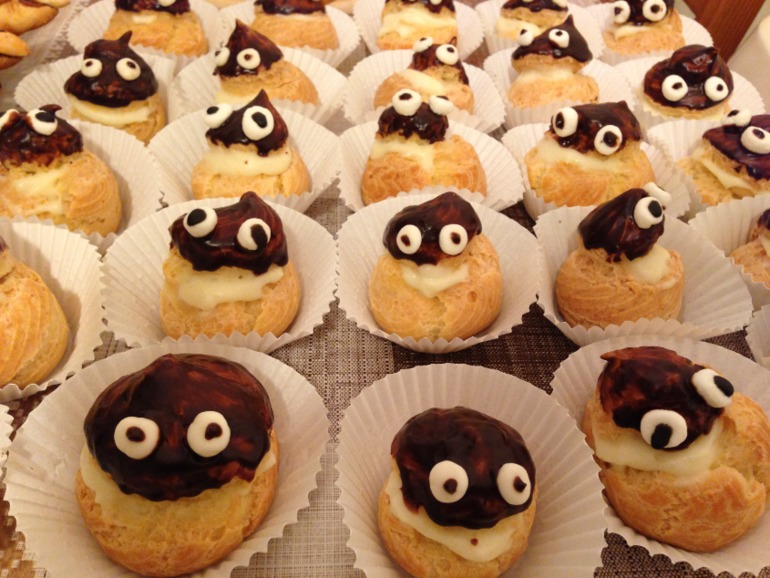 Страненько, но вкусно. Печенье, эклеры и капы