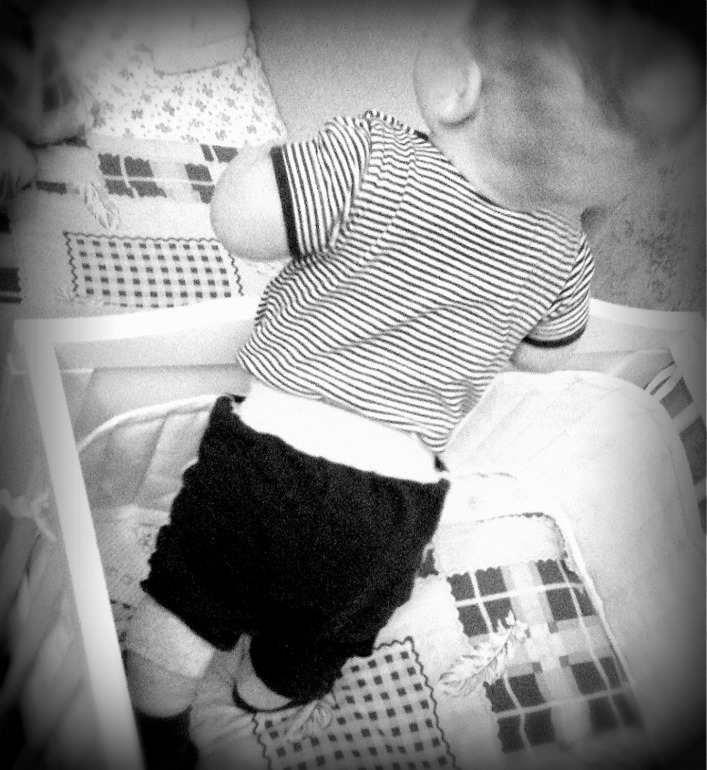 встал в кроватке)