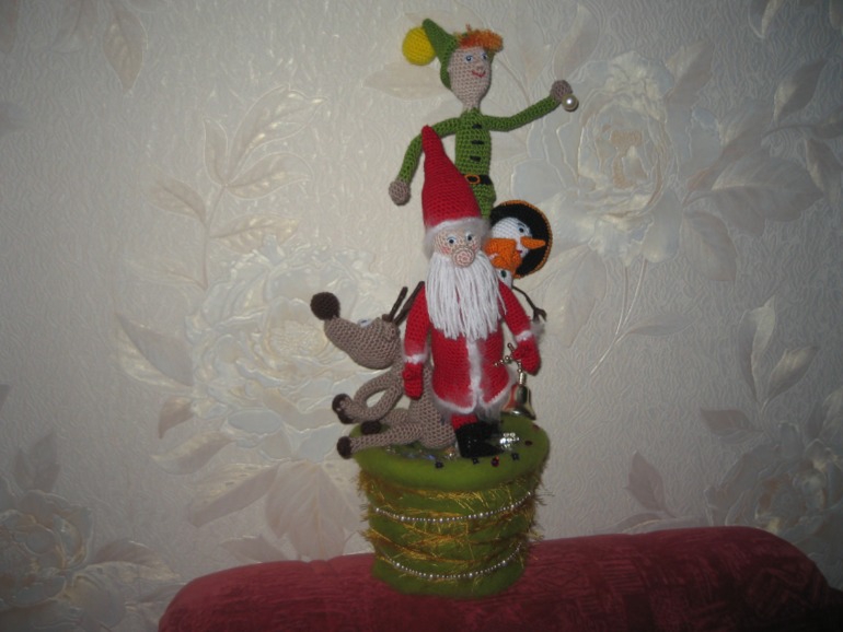 Снеговик и креативная елочка.