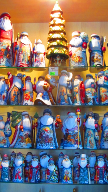 Деревянные Деды Морозы.