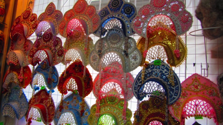 Деревянные Деды Морозы.