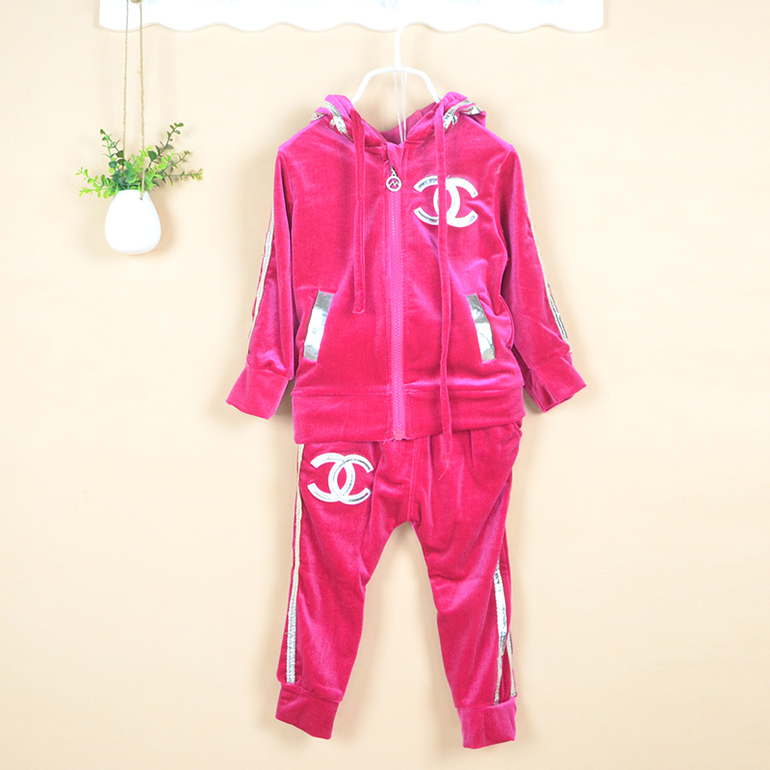 Одежда для девочек:комплекты, костюмы,платья в наличии новые.