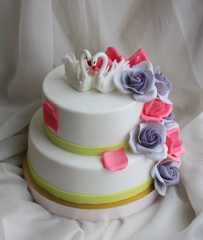 Свадебный с розами и лебедями.