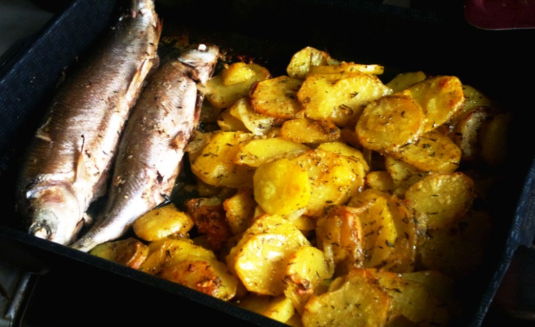 Запеченая рыба с картофелем в пряных травках