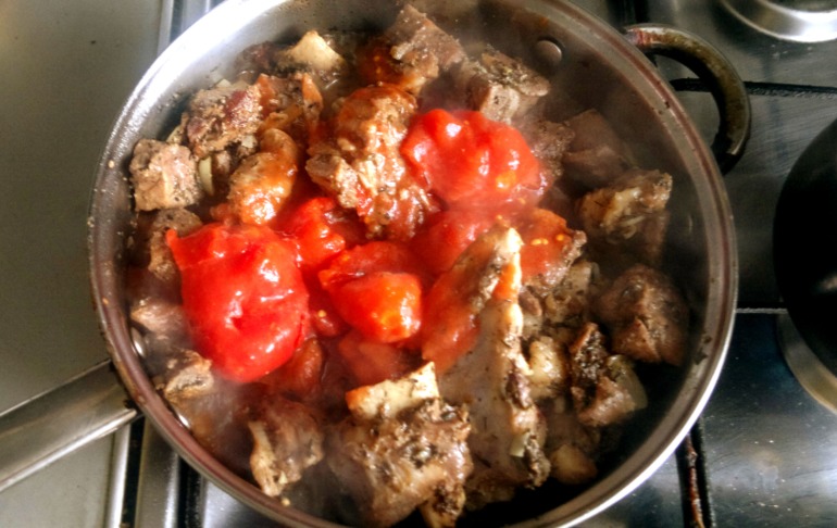 Баранина с томатами в своем соку