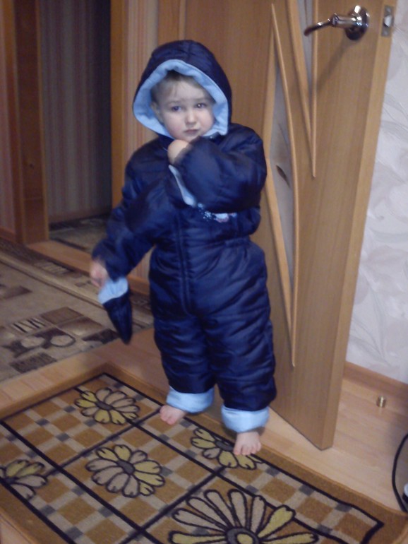 супер комбинезон 4-5 лет,новый,демисезонный ,достаточно тепленький,думаю до -20 смело1800 почта вклю