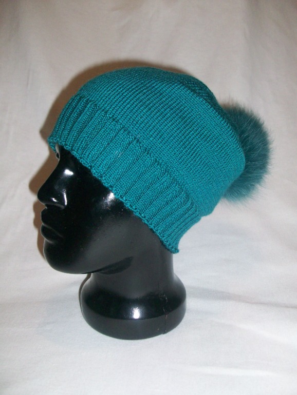 Пристраиваю! Шапочка с меховым помпоном!