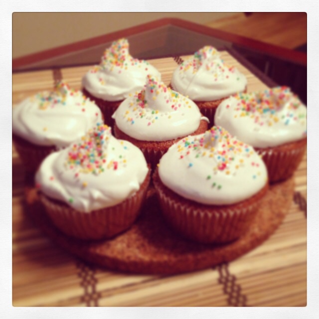 Ванильные капкейки с лимонным курдом и меренговым кремом