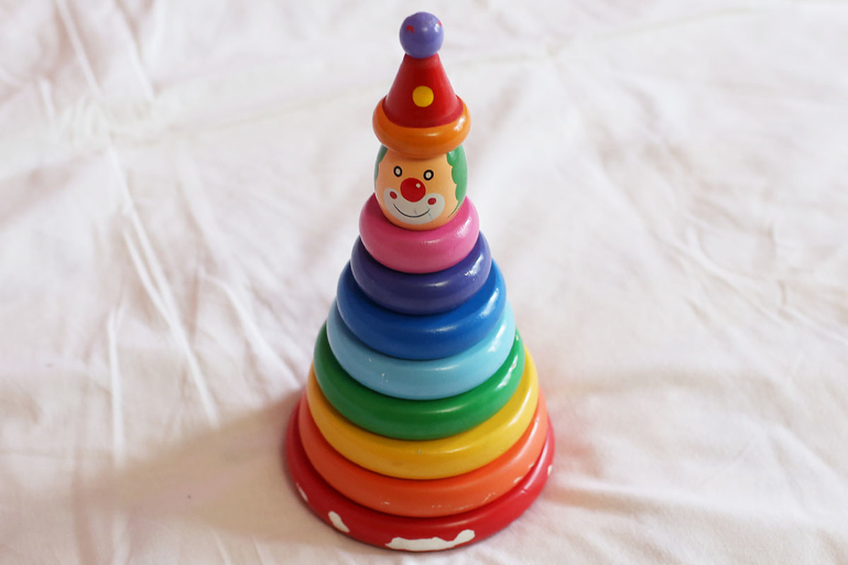 Куча деревяных игрушек: рамки-вкладыши, доска с замочками, пазлы, игровой набор, конструктор, лабиринт, пирамидка