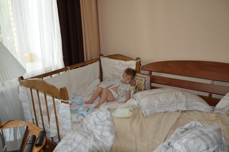 1 кровать с мамой. Детская кровать рядом с кроватью родителей. Детская кровать рядом со взрослой. Кровать детская рядом с родительской. Детская кровать приставлена к взрослой.