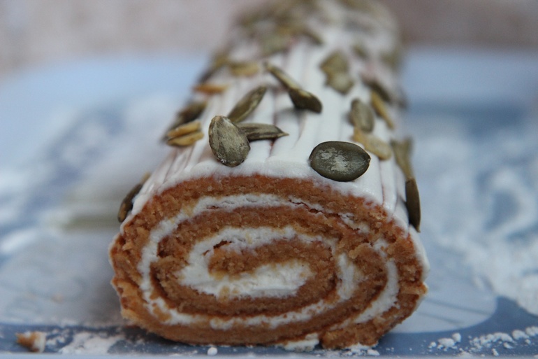 Тыквенный рулет с кремом из сливочного сыра