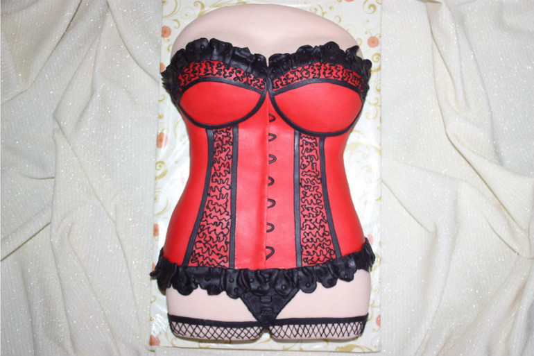 корсет..кошелек...деньги,ключи....все,что так нравится мужчинам....