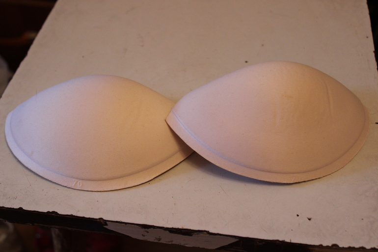 Свадебное платье 44 р-р, украшения на машину, туфли 36 р-р, украшения на бутылки шампанского.