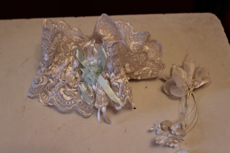 Свадебное платье 44 р-р, украшения на машину, туфли 36 р-р, украшения на бутылки шампанского.