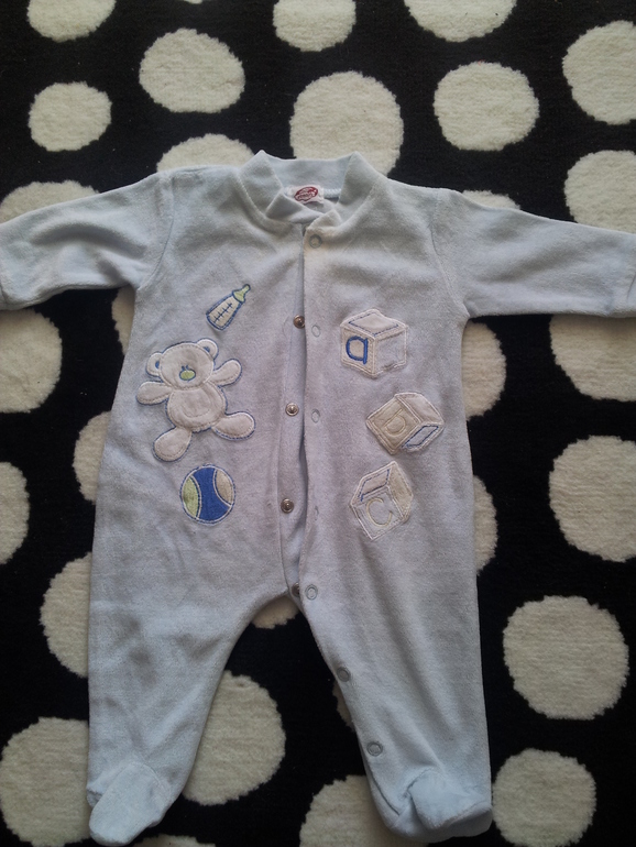 одежда на возраст 0-3 месяца и 3-6 мес.Максимум 100 рублей.Могу отправить почтой