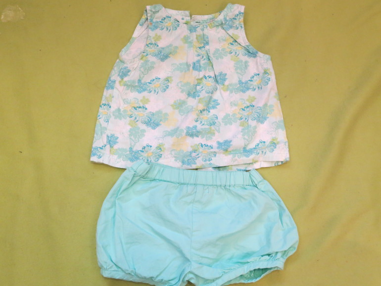 одежда на возраст 0-3 месяца и 3-6 мес.Максимум 100 рублей.Могу отправить почтой