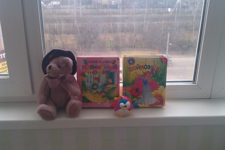 Игрушка, книжки-пазлы и ночник.