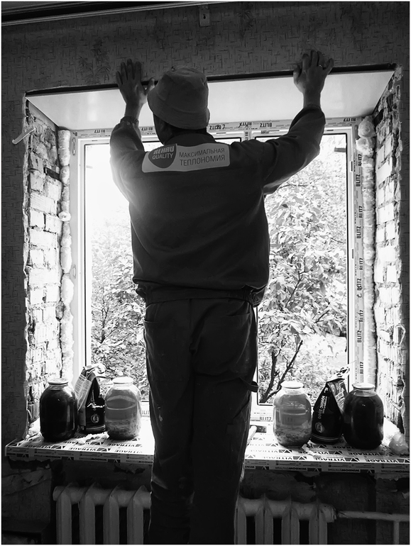 Установка окна в старом кирпичном доме.