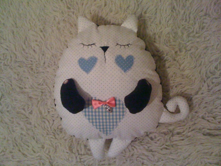 Смотрю на котоплюшку и самой спать хочется)