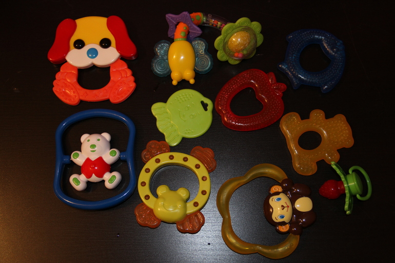 Наши игрушки в 8 месяцев)