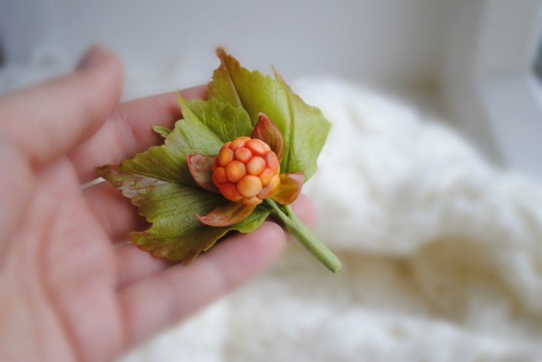 Две брошки-ягодки