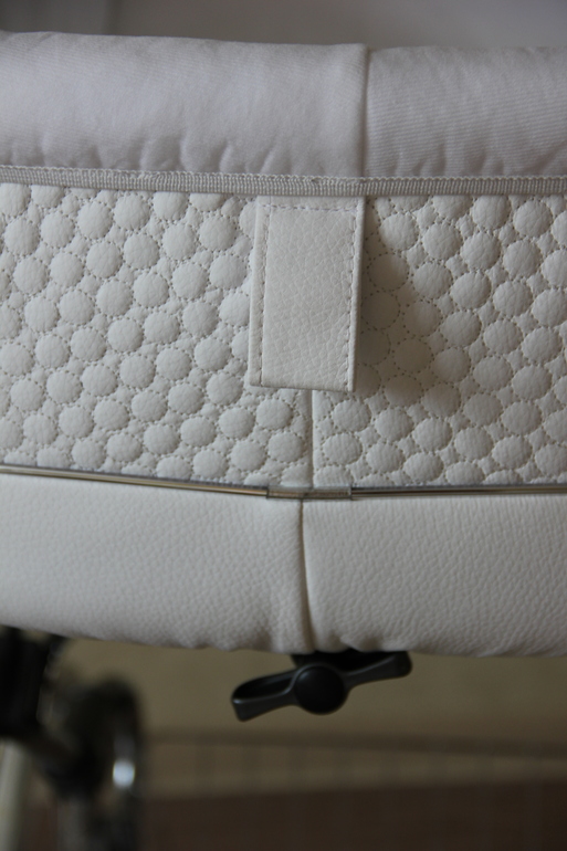 Inglesina Vittoria эко-кожа(белая) на шасси comfort piu