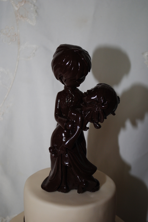 Свадебный торт с шоколадной фигуркой