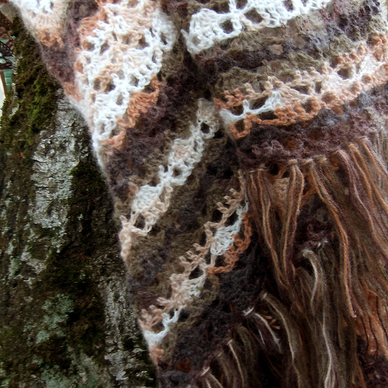 Шаль коричневая-полосатая.