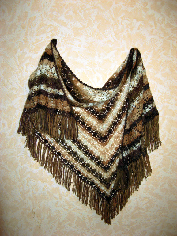 Шаль коричневая-полосатая.